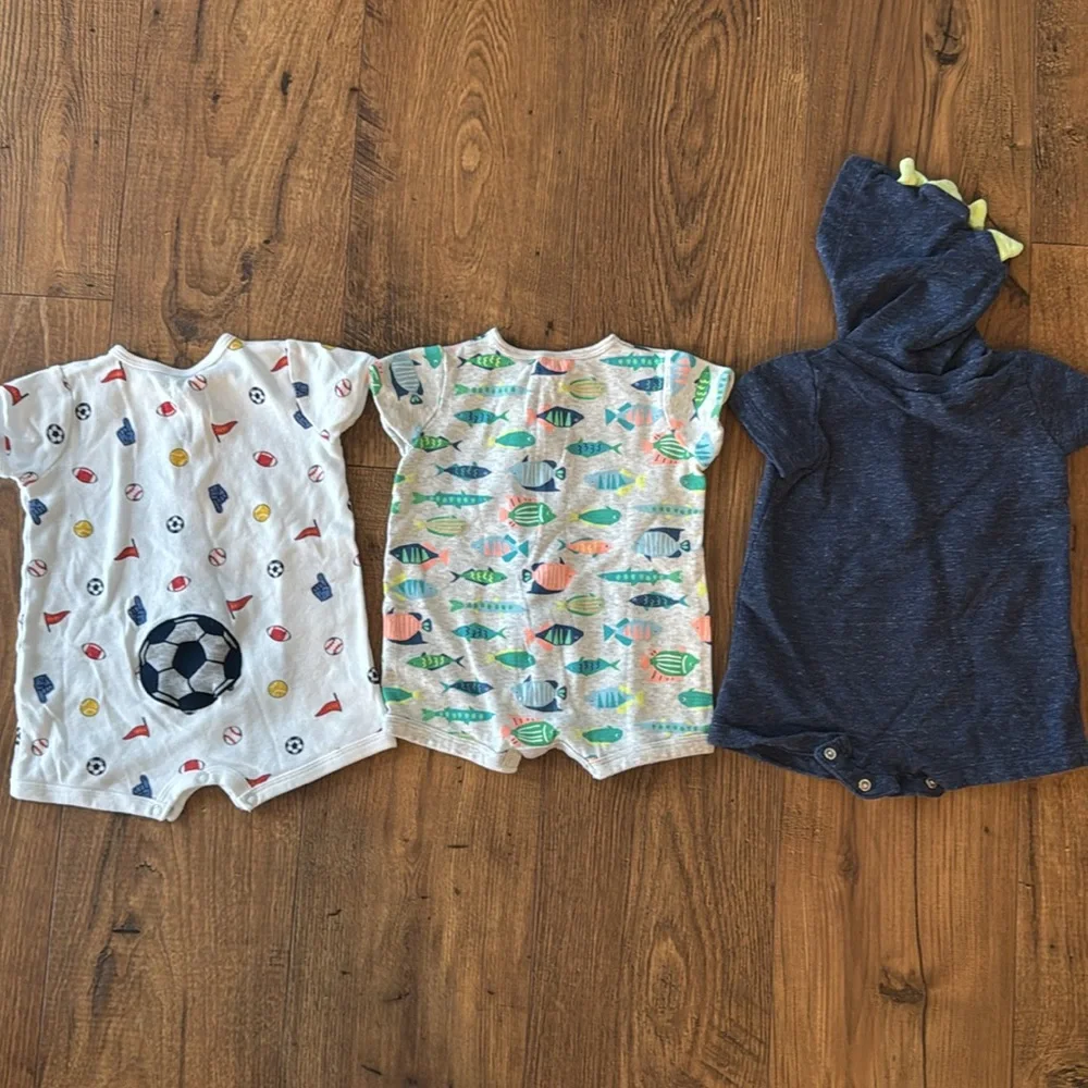 Bundle of 4 Carter’s baby boy rompers, size 6 months